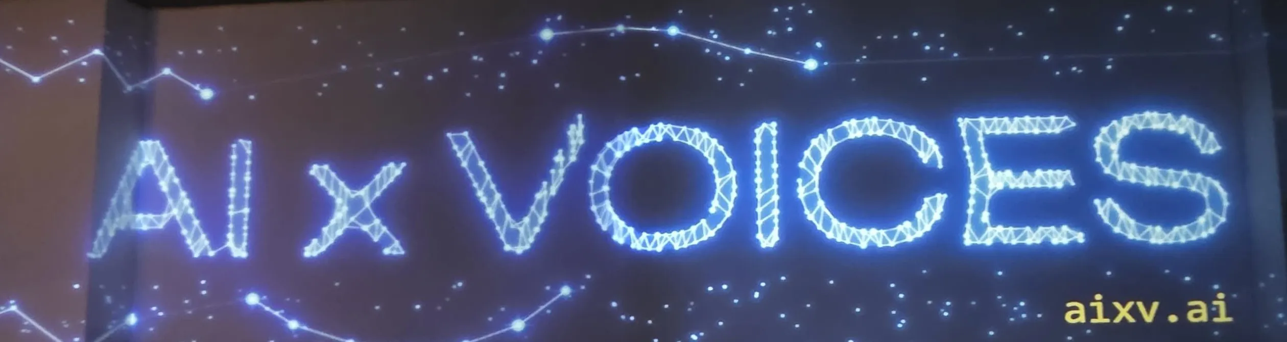 Sala na 1. piętrze w Hevre z napisem AI x Voices wyświetlonym na ścianie