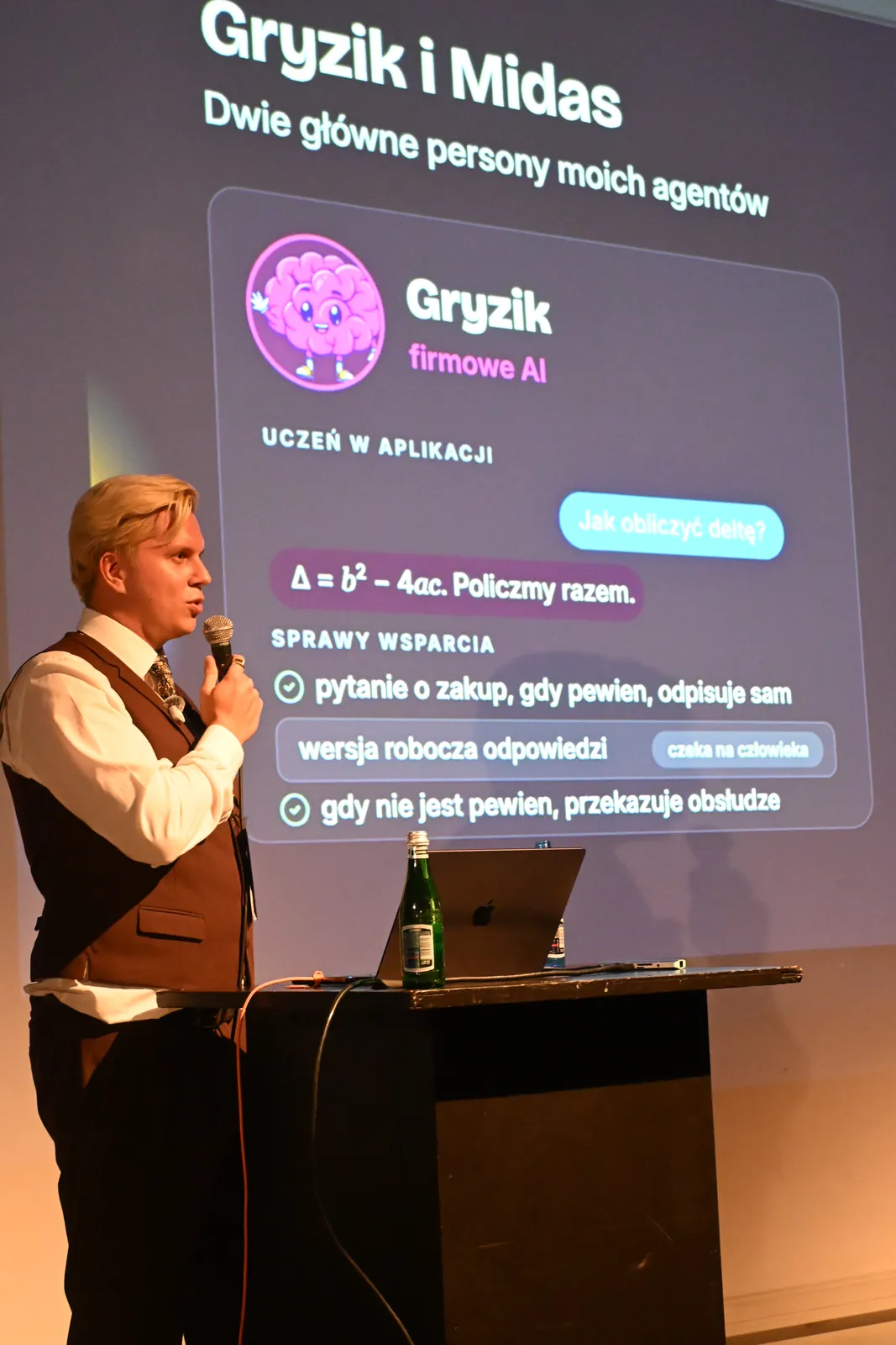 Maciej Caputa przed slajdem o agentach Gryzik i Midas